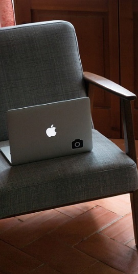 image de ordinateur portable pose sur un fauteuil vintage