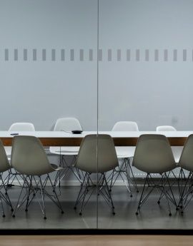 image de longue table de reunion dans un salle avec vitres